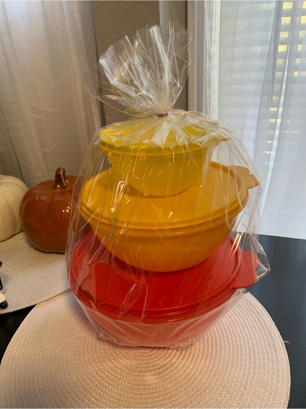 💛❤️Tupperware Yellow and Orange Nesting Bowl Set with Lids 💛❤️ - Picture 2 of 3